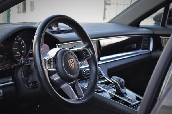 Porsche Panamera Sport Turismo 4 E-Hybrid 12