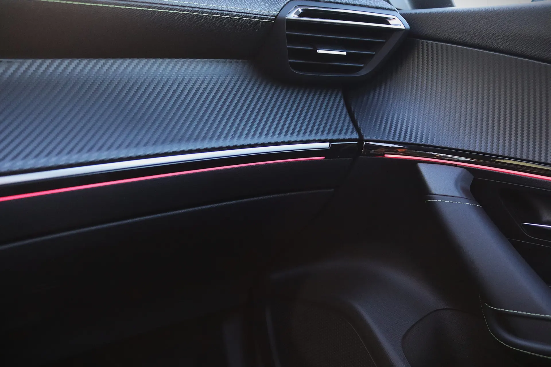 Peugeot e-2008 50 kWh GT 7