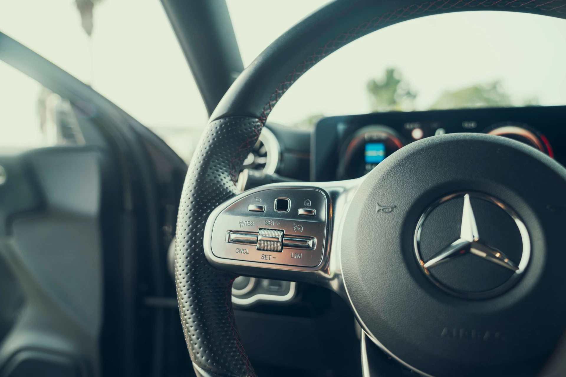 Mercedes-Benz A 250 Limousine e AMG Line 17