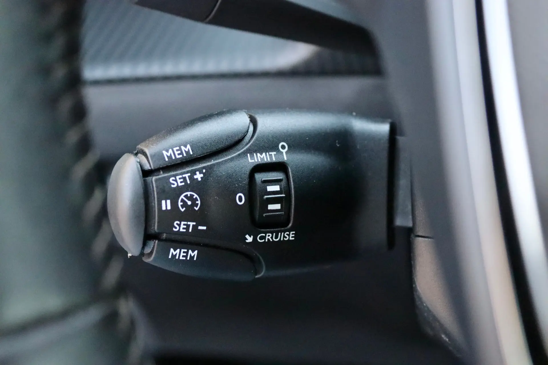 Peugeot e-2008 50 kWh Allure Pack 21