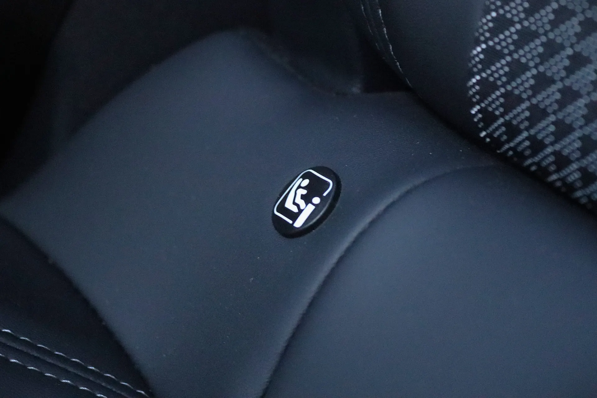 Peugeot e-2008 50 kWh GT 29