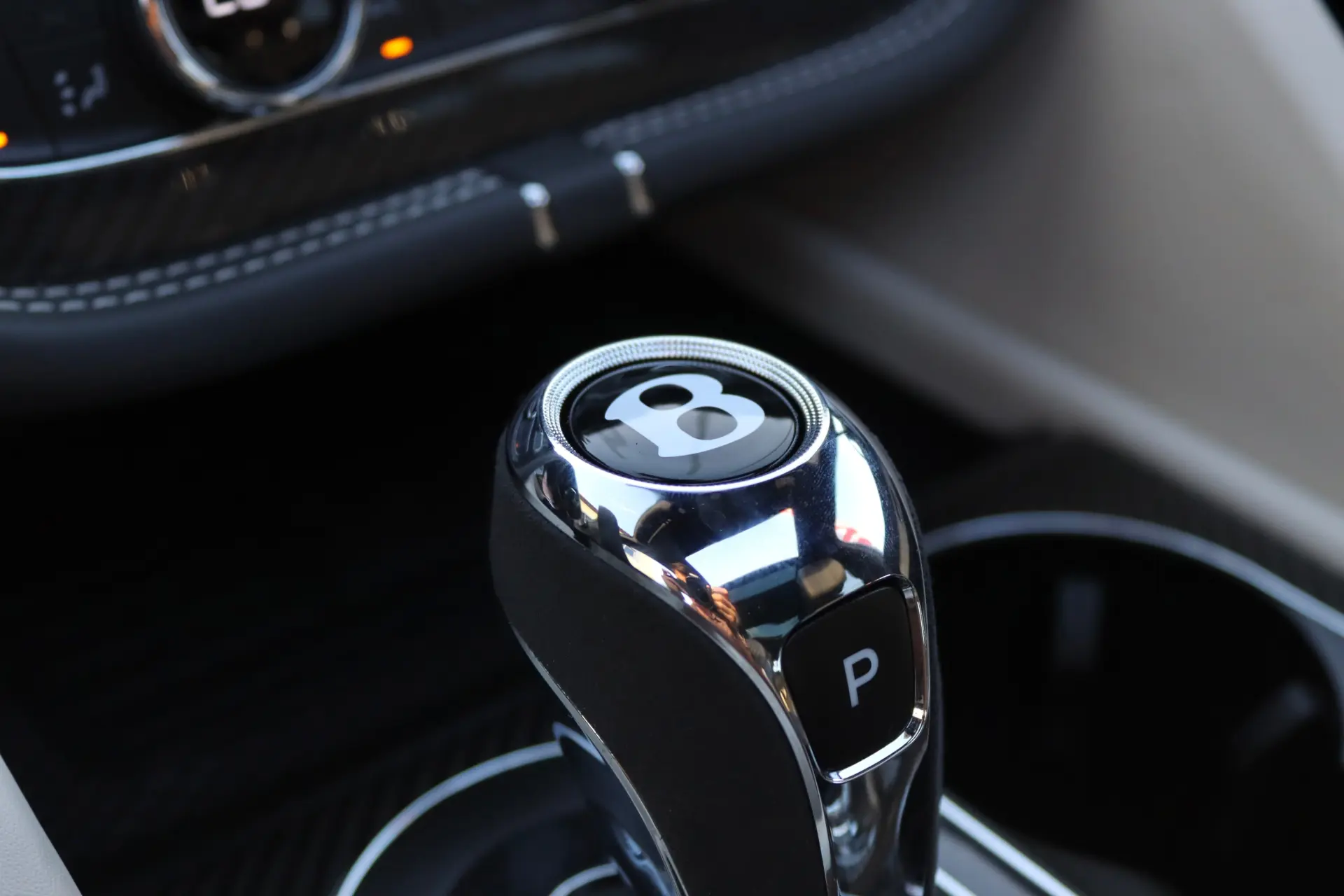 Bentley Bentayga V8 S Black Edition 40