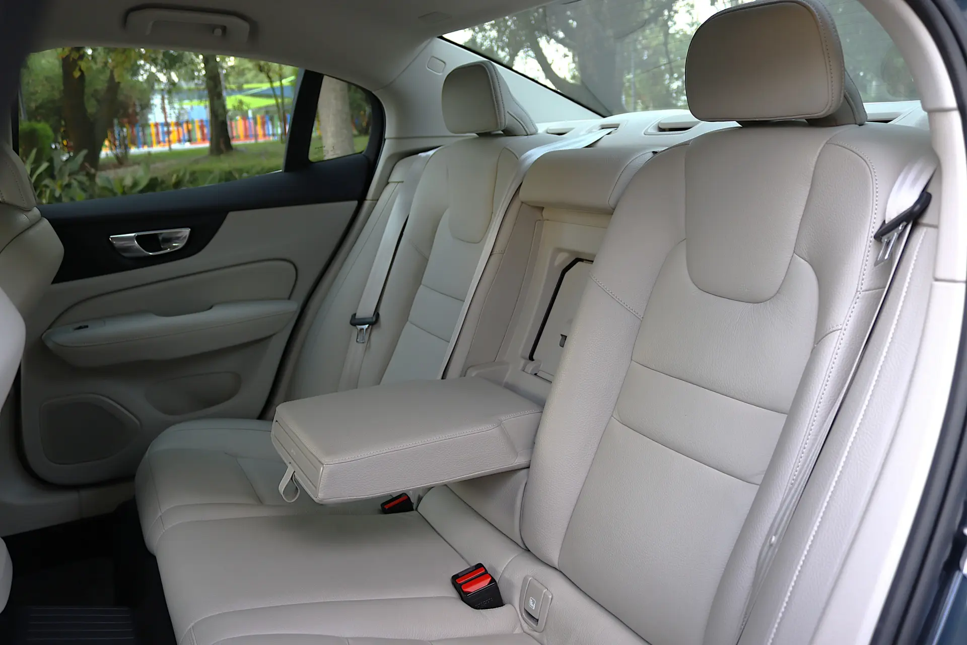 Volvo S60 2.0 T8 PHEV Plus Bright AWD 37