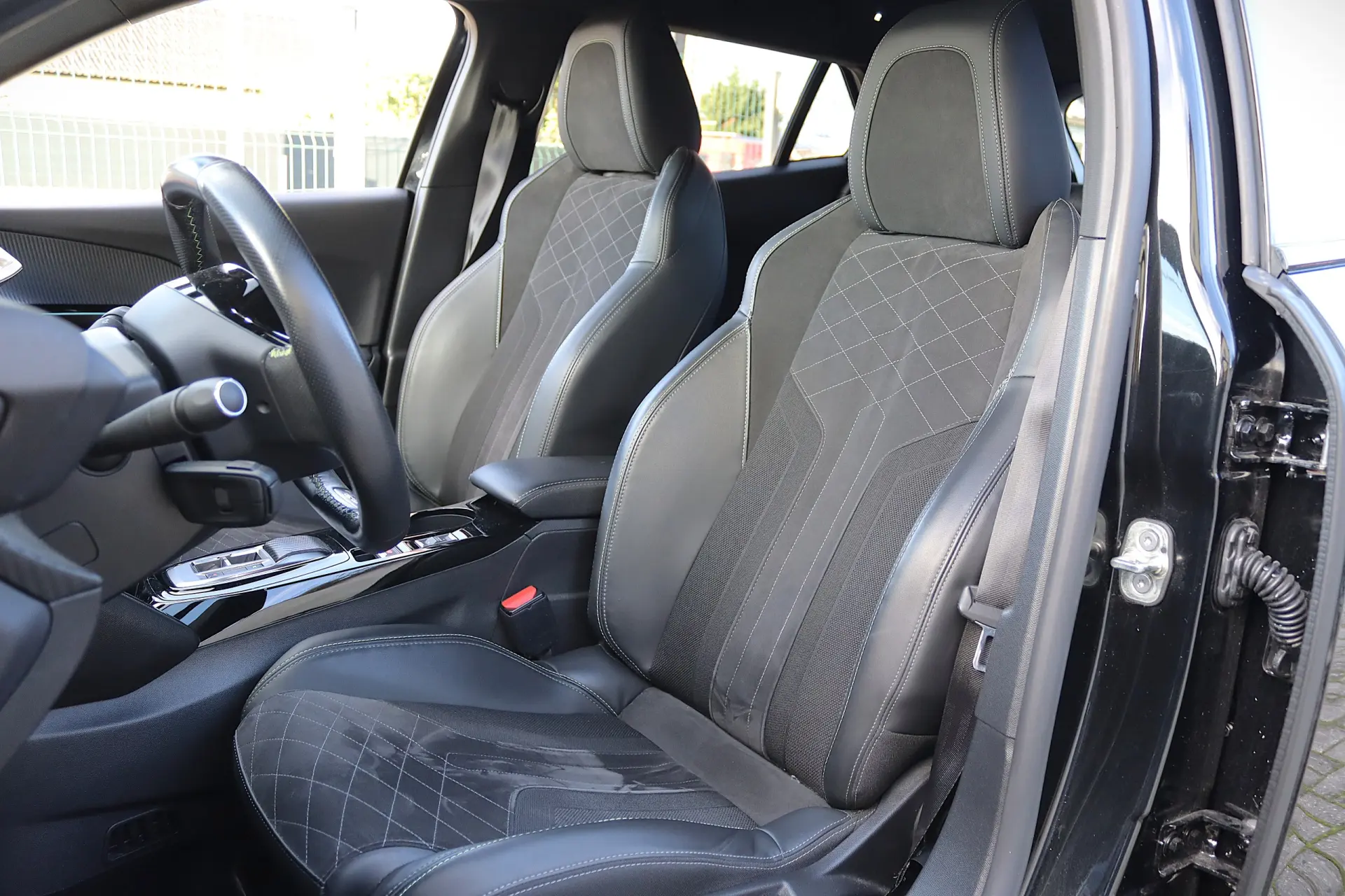 Peugeot e-2008 50 kWh GT 16