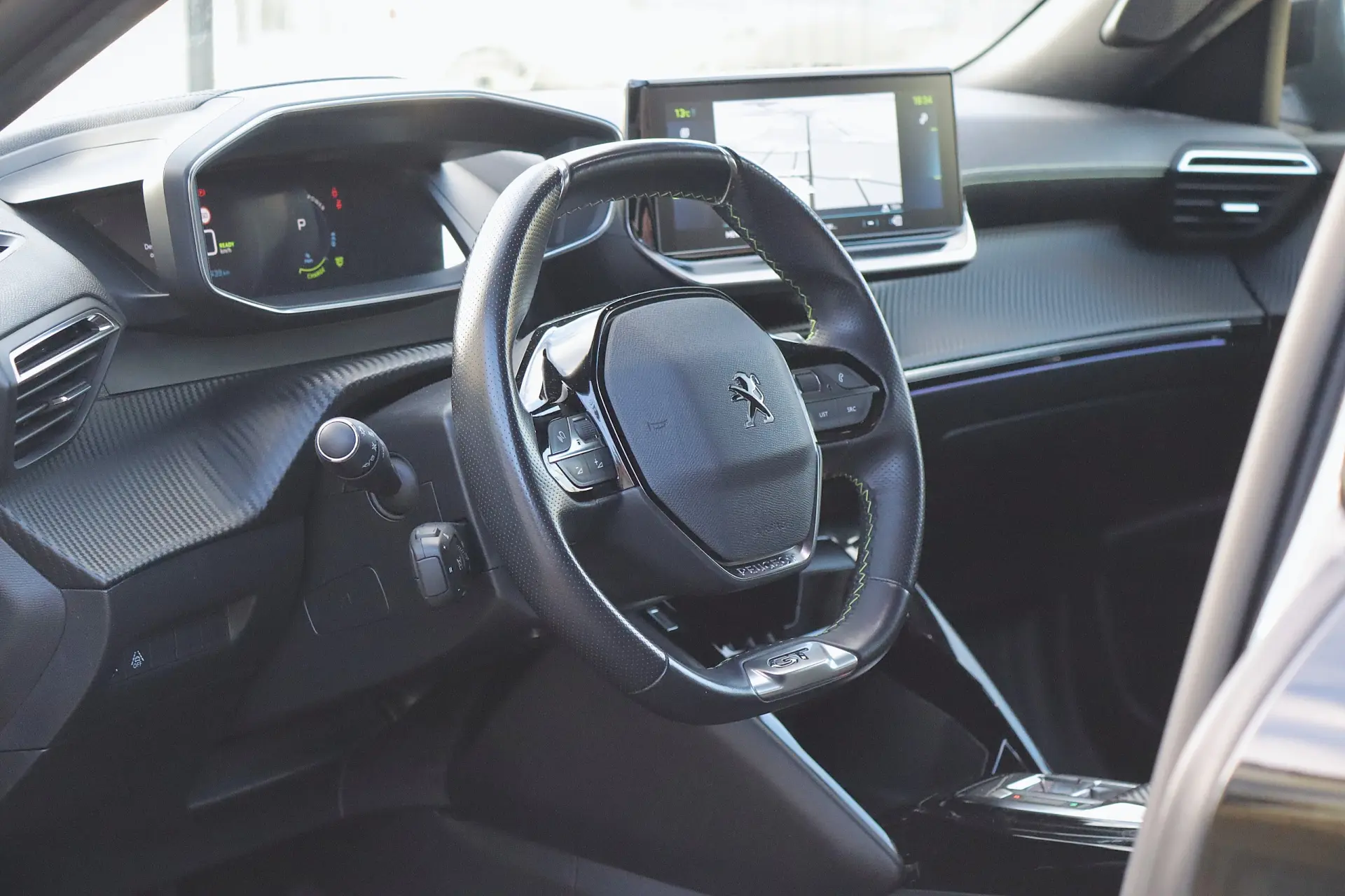 Peugeot e-2008 50 kWh GT 13