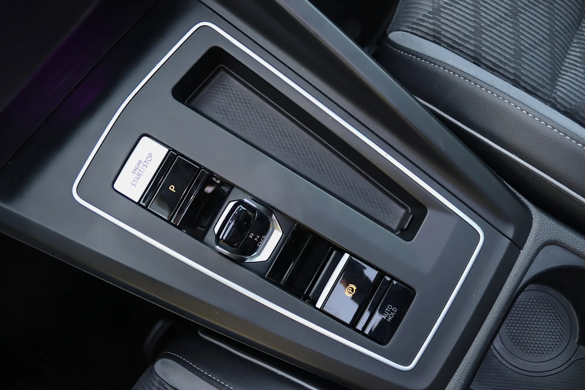 Volkswagen Golf 1.5 eTSI R-Line DSG 24