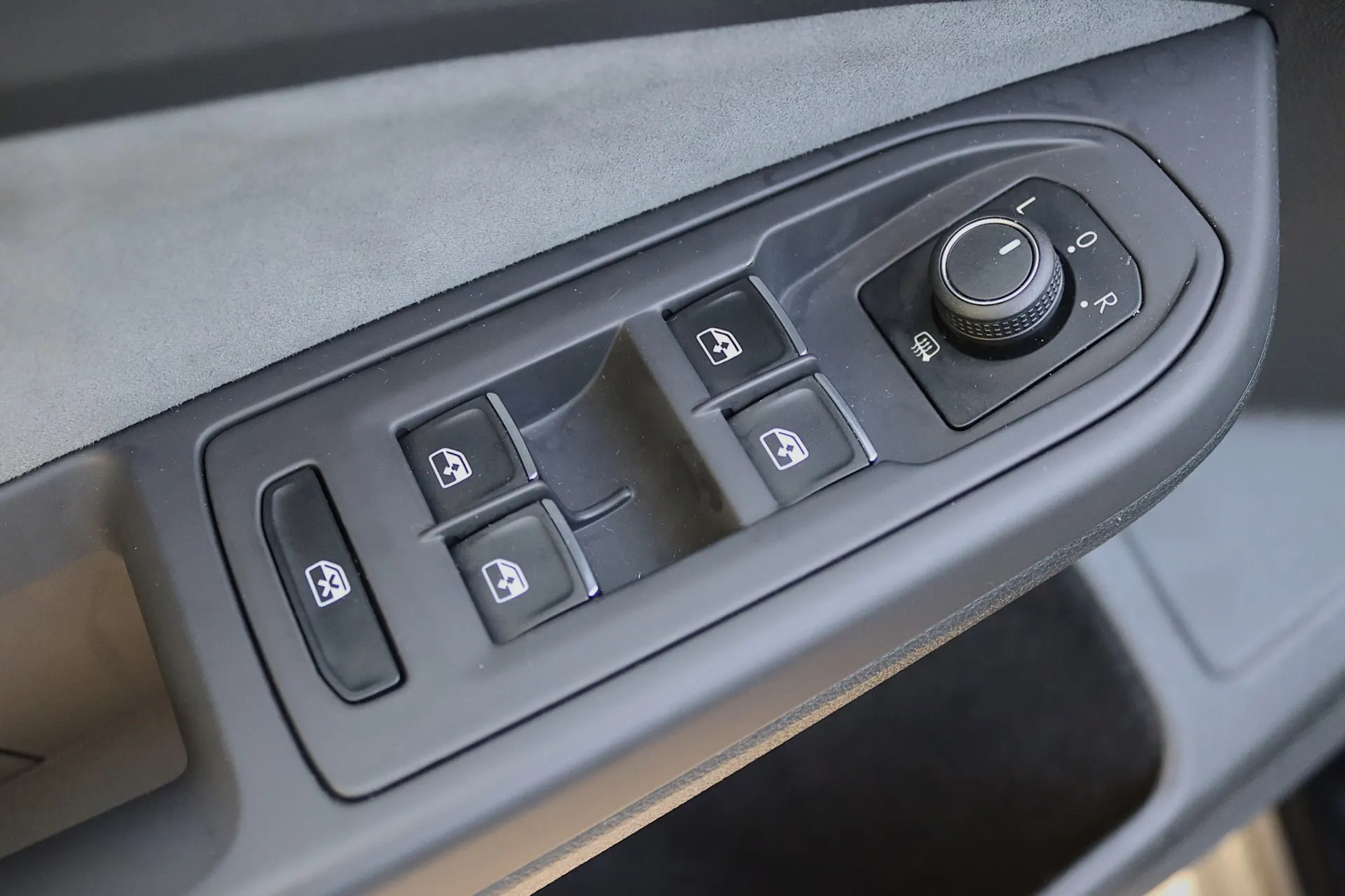 Volkswagen Golf 1.5 eTSI R-Line DSG 20