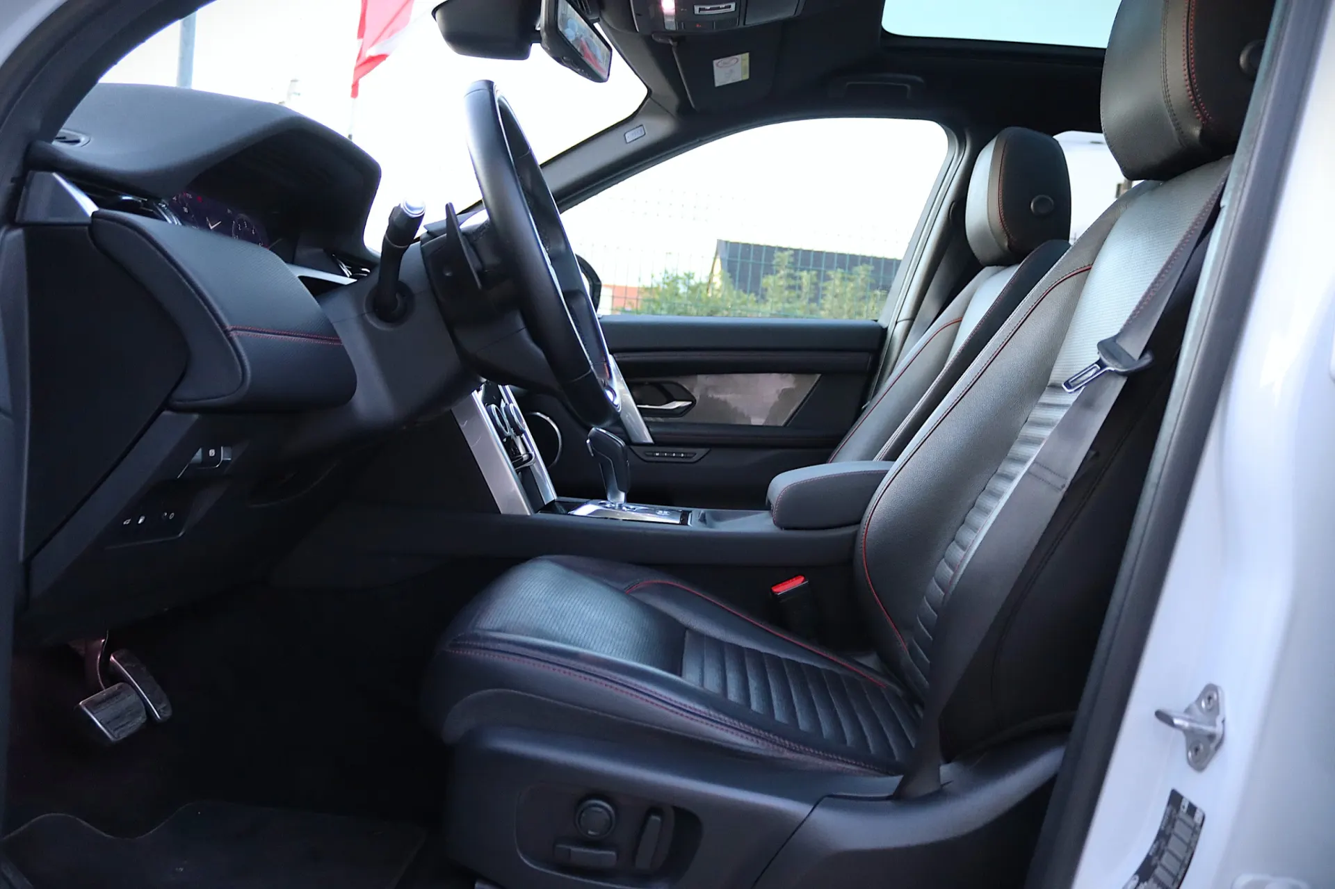 Land Rover Discovery Sport 1.5 I3 P300e AWD Dynamic SE 23