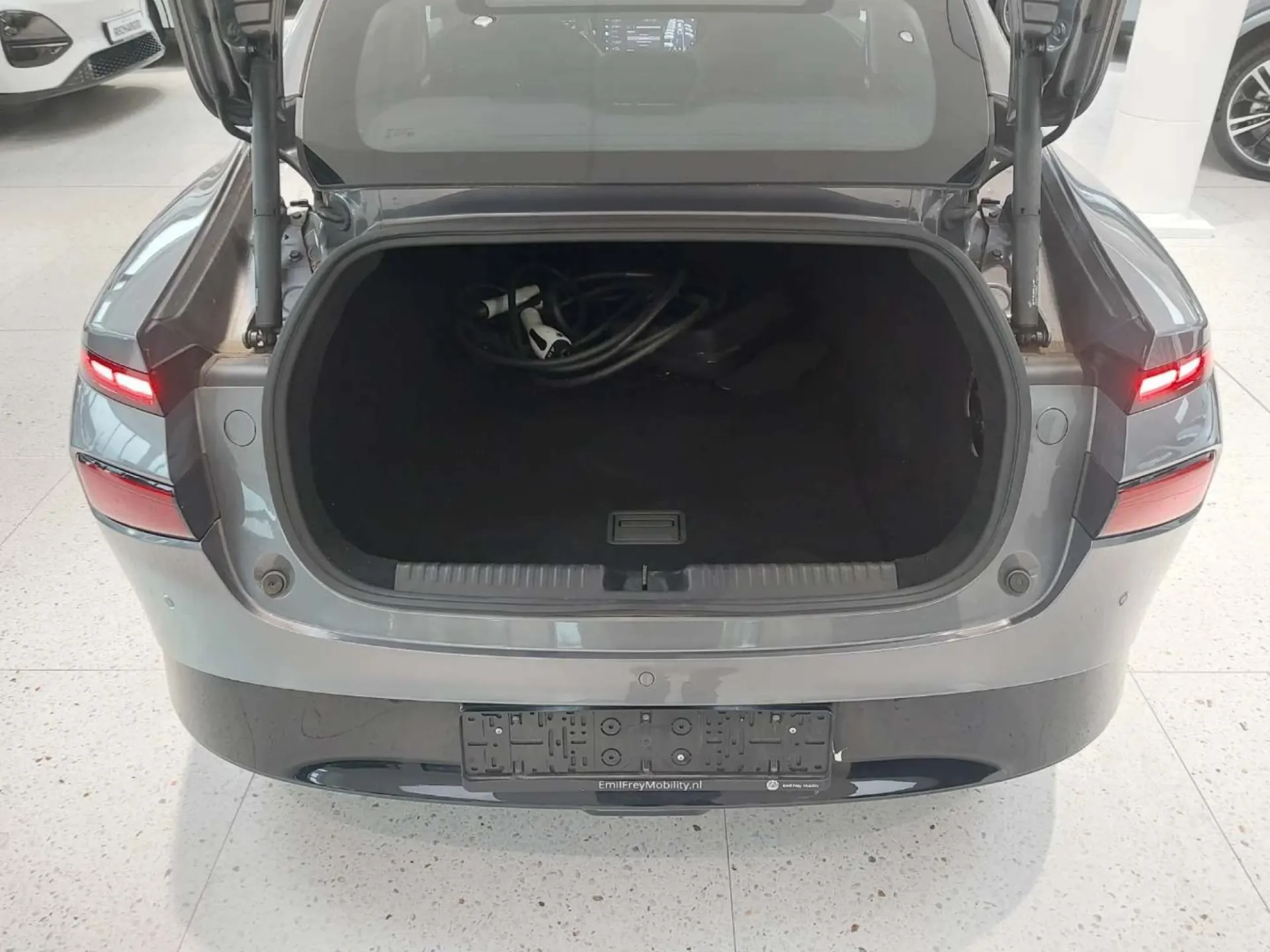 Xpeng P7i 86.2 kWh Long Range 11