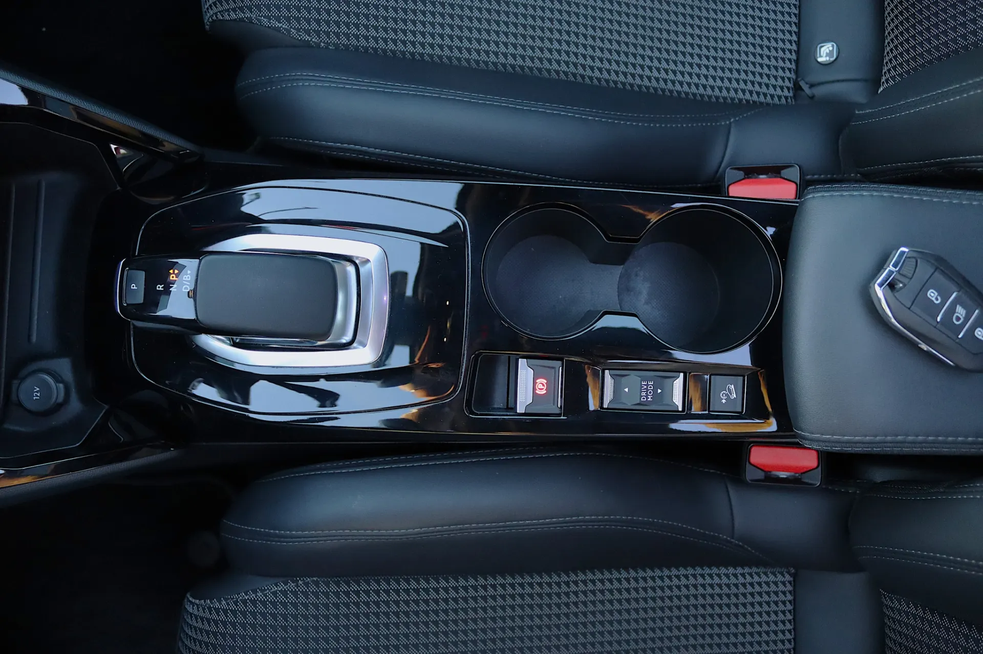 Peugeot e-2008 50 kWh GT 26