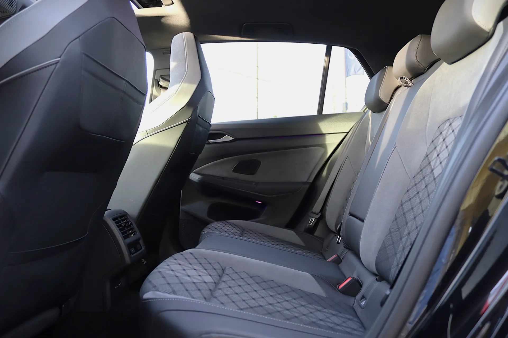 Volkswagen Golf 1.5 eTSI R-Line DSG 29