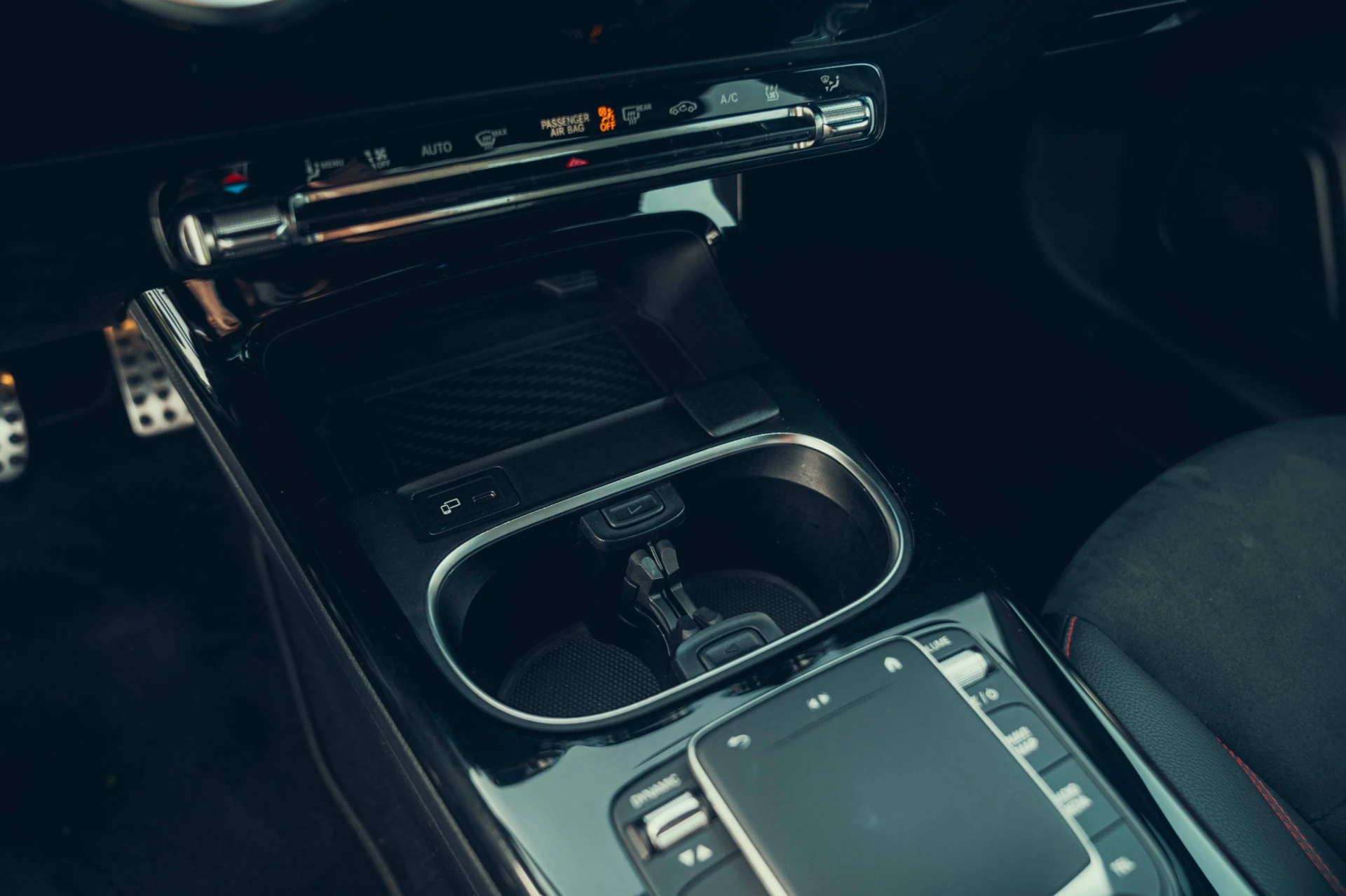 Mercedes-Benz A 250 Limousine e AMG Line 8