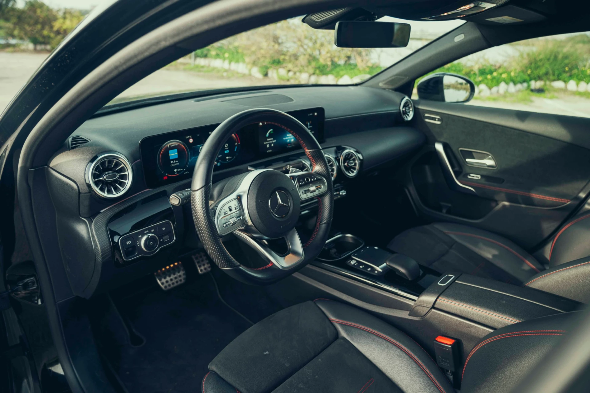 Mercedes-Benz A 250 Limousine e AMG Line 13