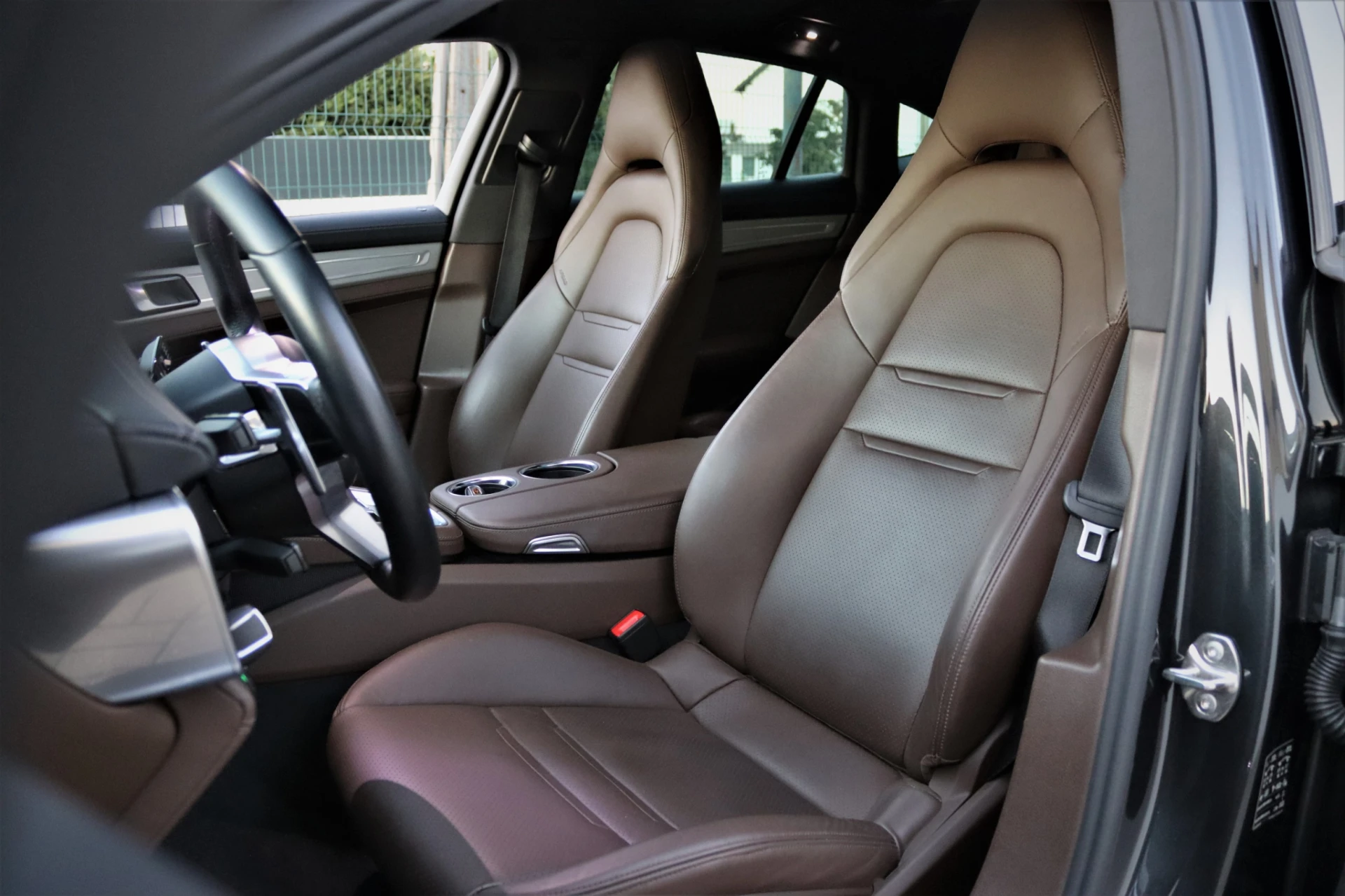 Porsche Panamera 4 E-Hybrid 12