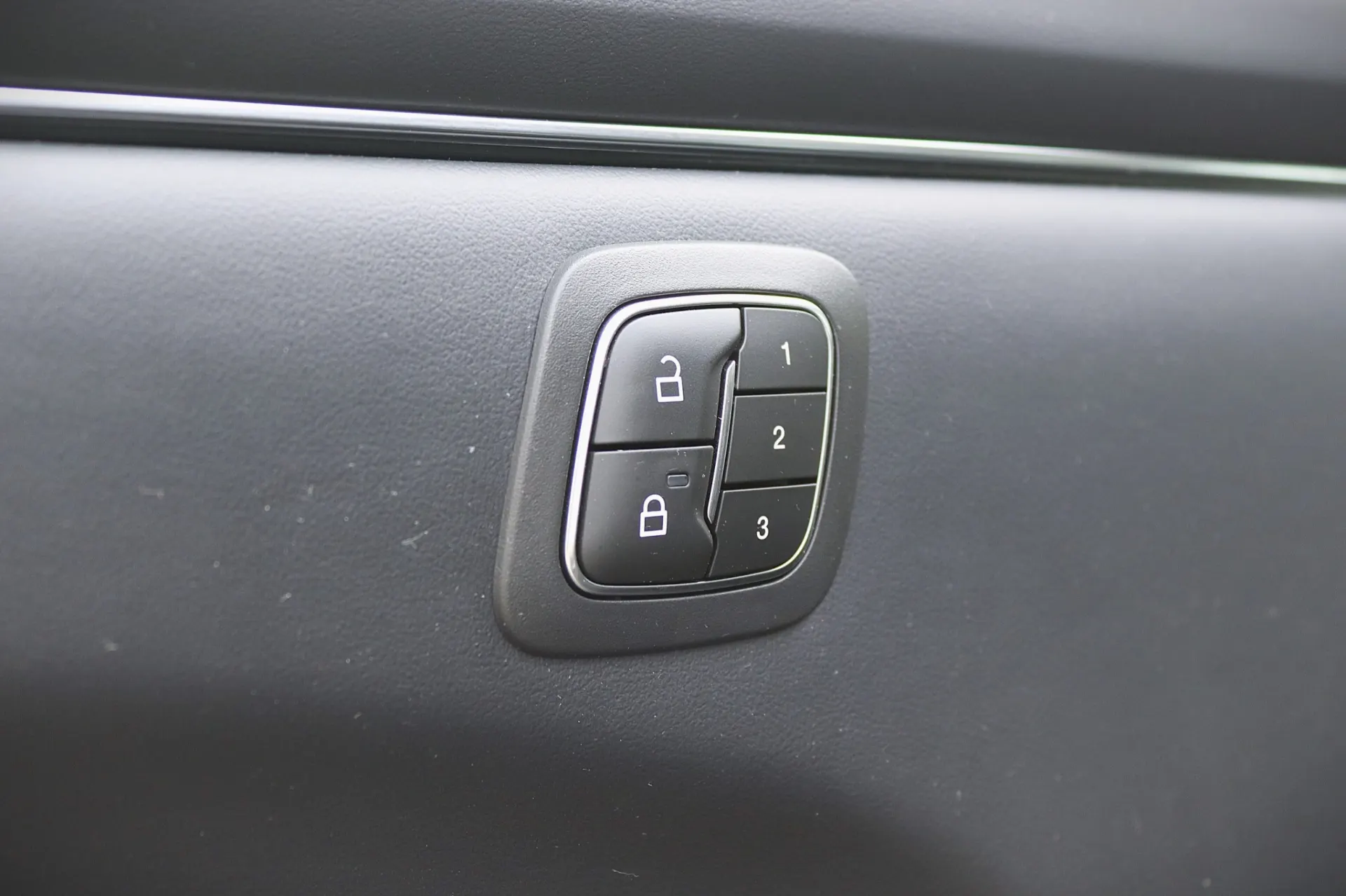 Ford Mustang Mach-E 75.7 kWh Base 7