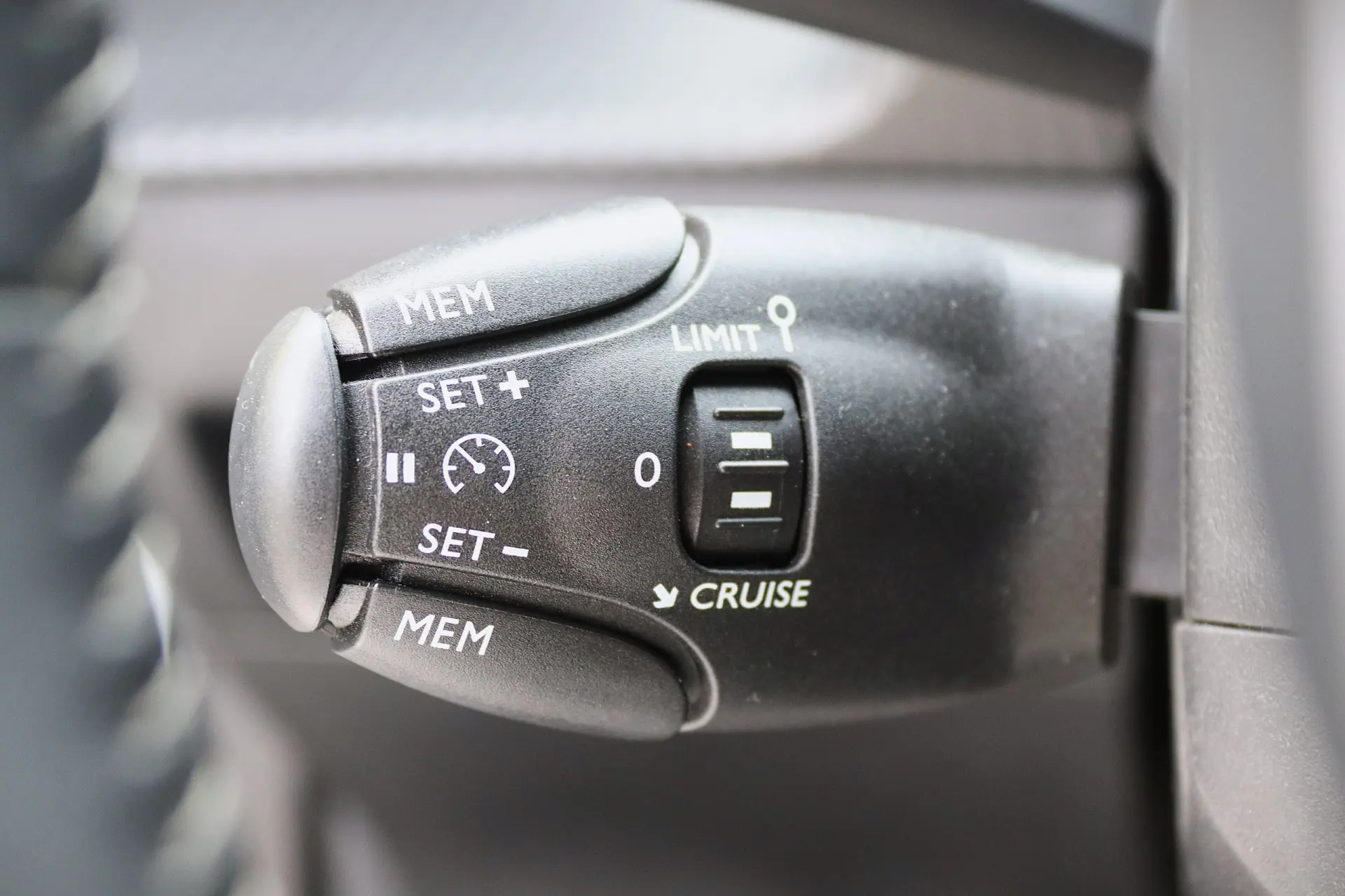 Peugeot 2008 1.2 PureTech Allure 15