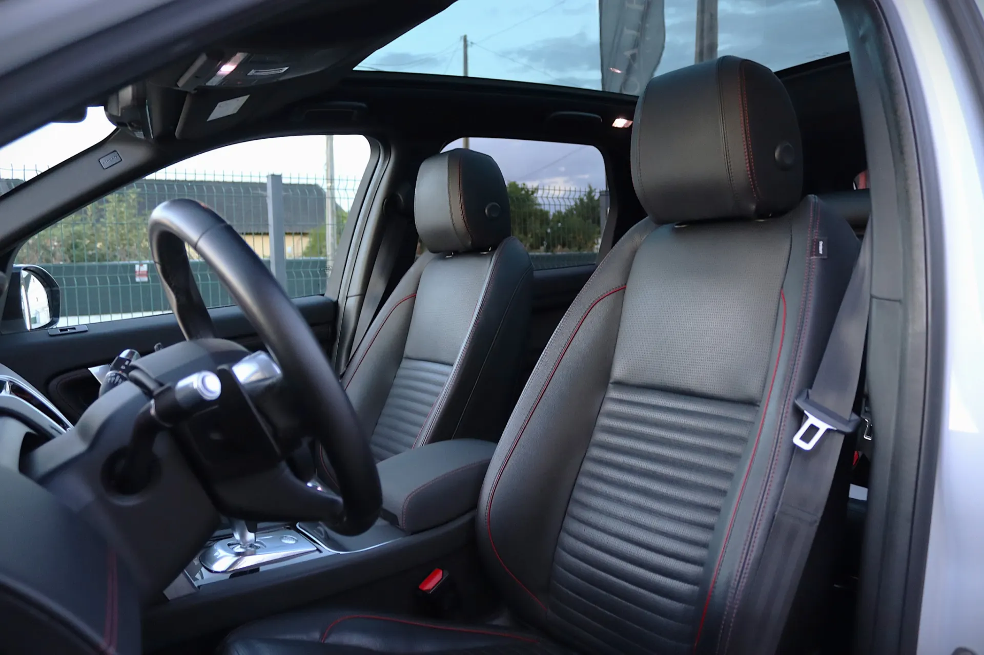 Land Rover Discovery Sport 1.5 I3 P300e AWD Dynamic SE 24