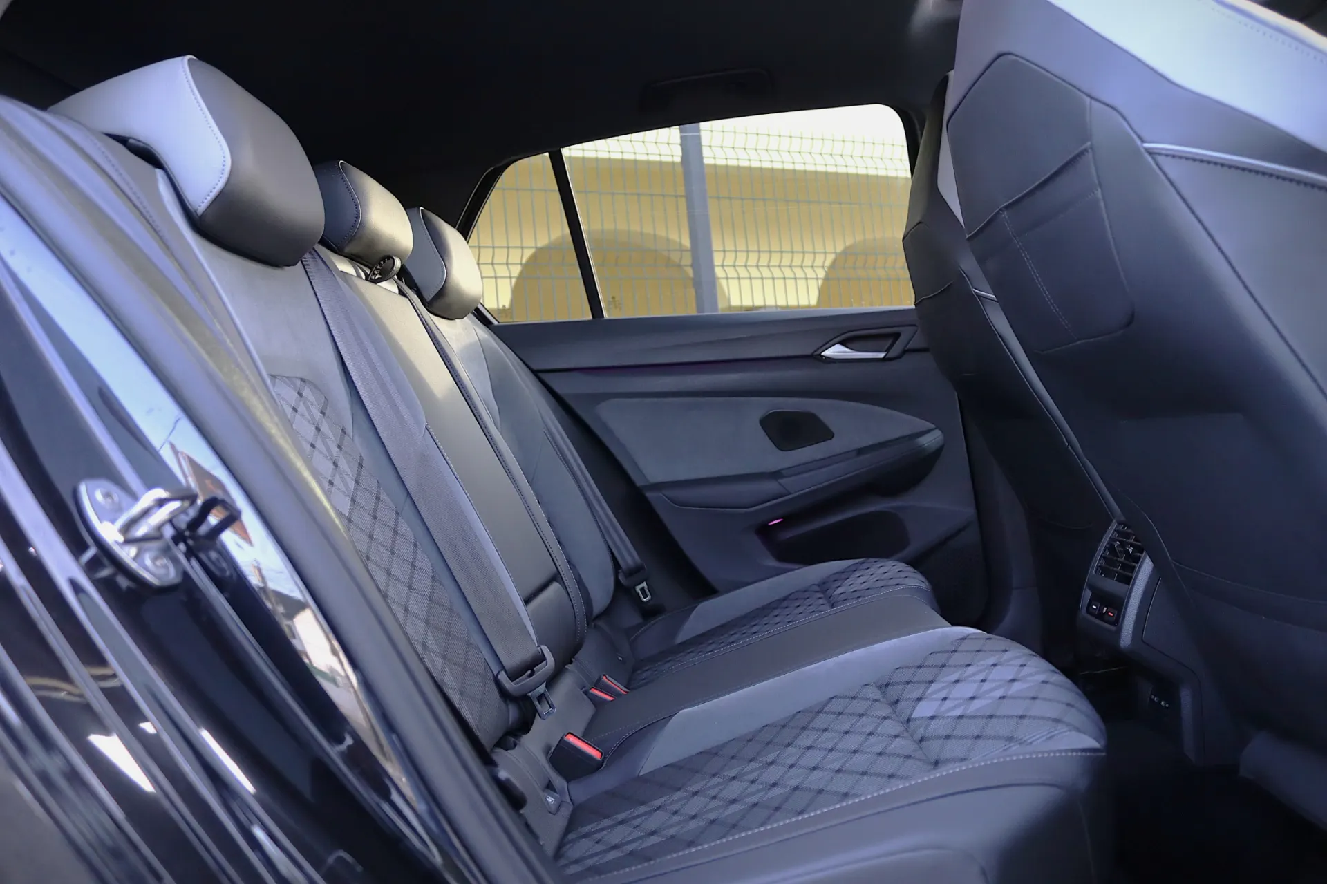 Volkswagen Golf 1.5 eTSI R-Line DSG 32