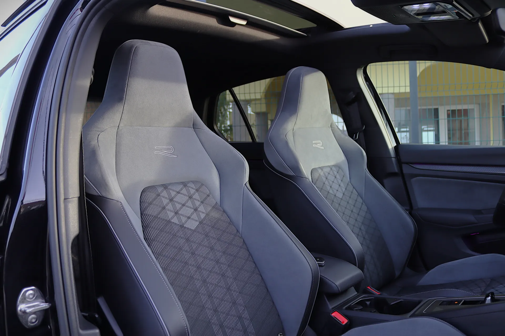 Volkswagen Golf 1.5 eTSI R-Line DSG 28