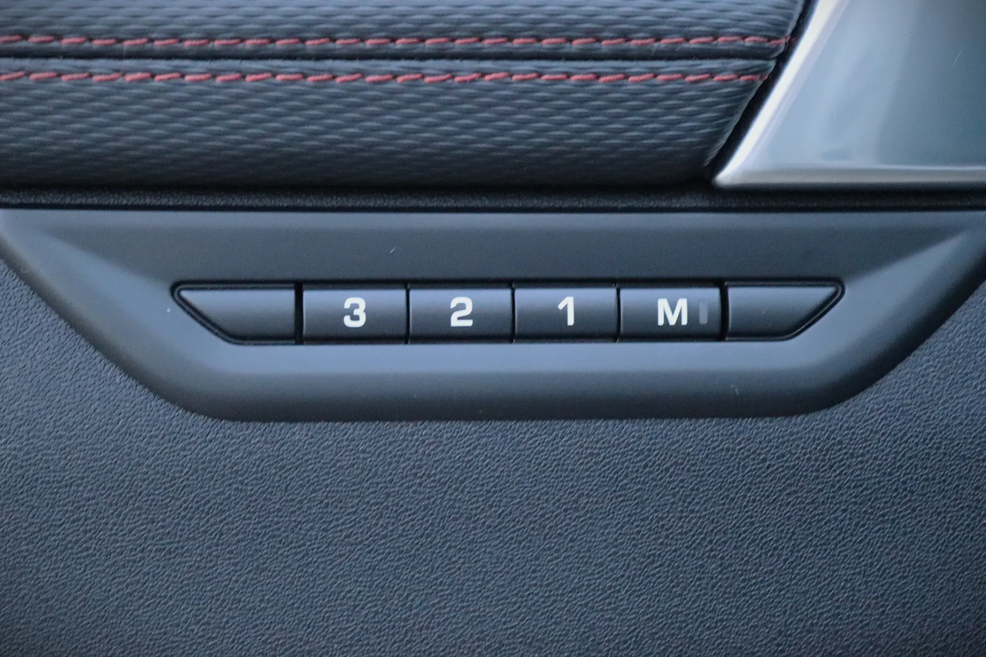 Land Rover Discovery Sport 1.5 I3 P300e AWD Dynamic SE 27