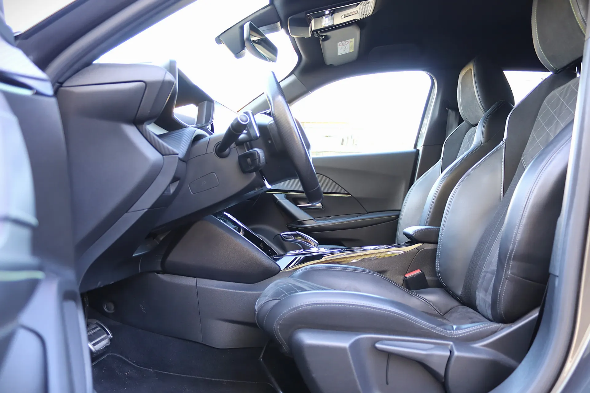 Peugeot 2008 1.2 PureTech GT EAT8 18