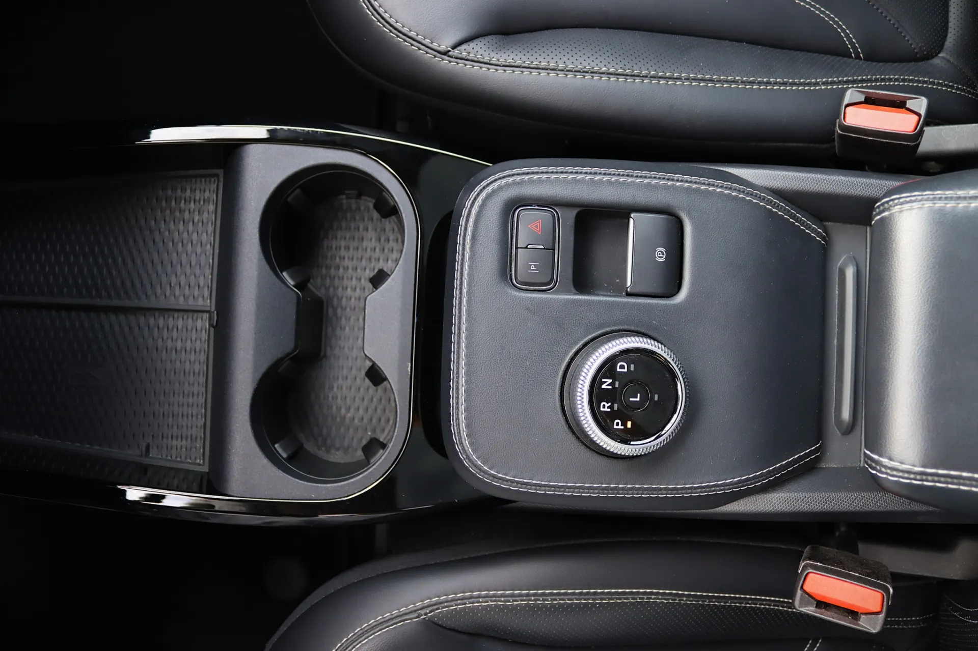 Ford Mustang Mach-E 75.7 kWh Base 5