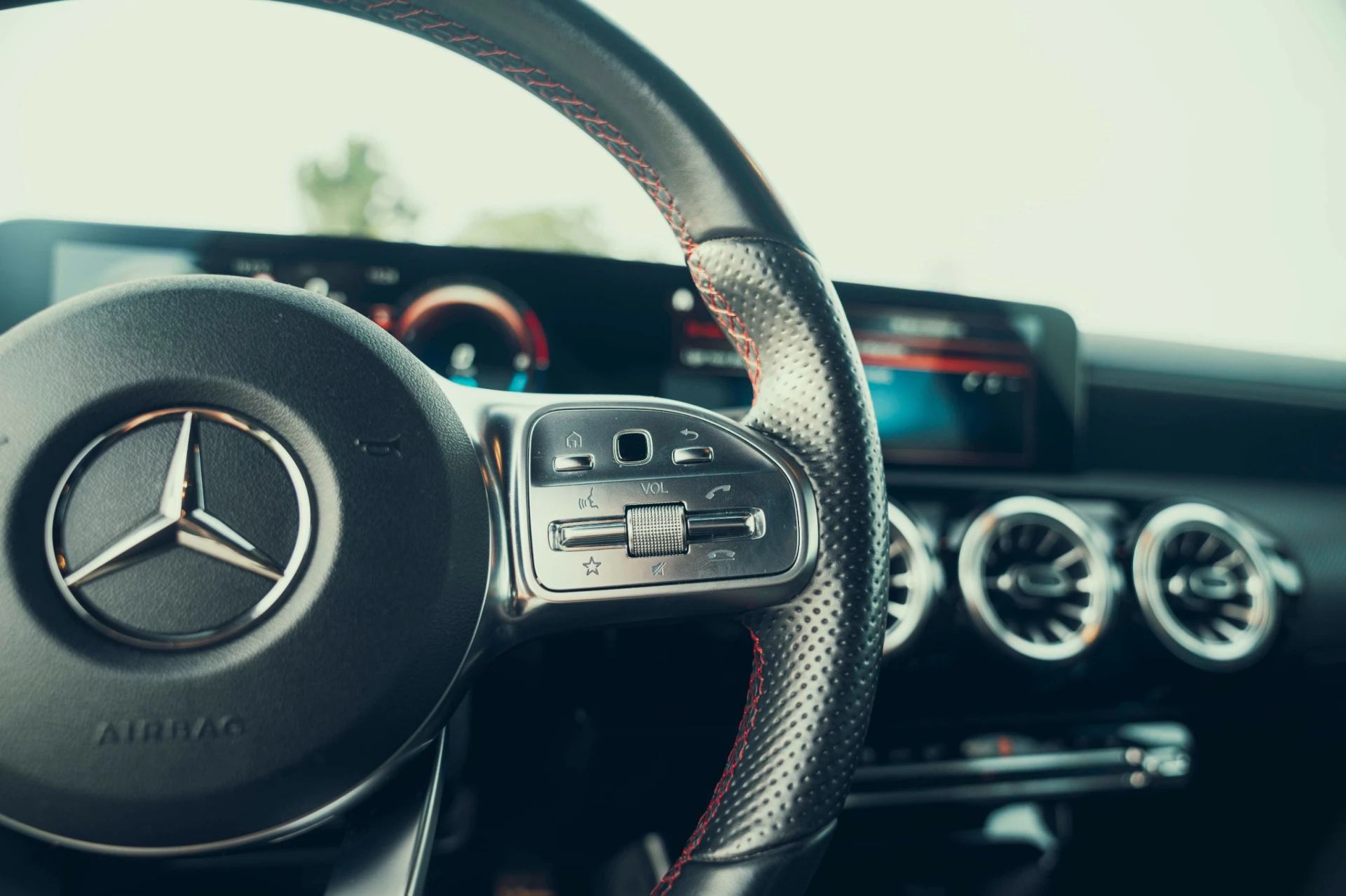 Mercedes-Benz A 250 Limousine e AMG Line 19